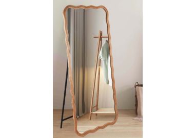 מראה מסולסלת עומדת מעץ אלון