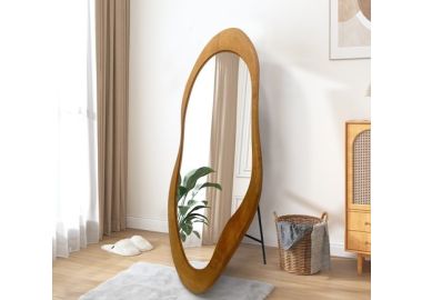 מראה על רגל במסגרת עץ