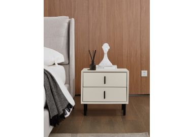 שידת לילה 40*50 ס"מ מרופדת דמוי עור בגוון אבן דגם אטיק