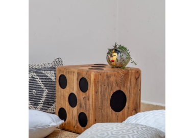 שולחן בעיצוב קוביה