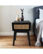 שידת לילה מגירה אחת מלמין בשילוב ראטן בגוון שחור דגם פנדה